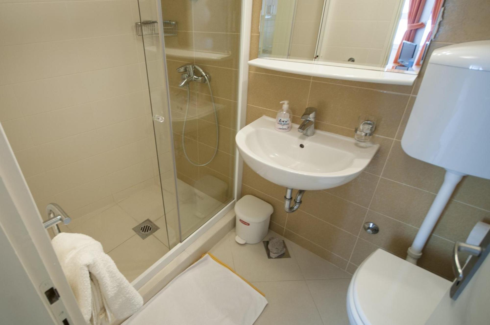And Lena Guest house 3*